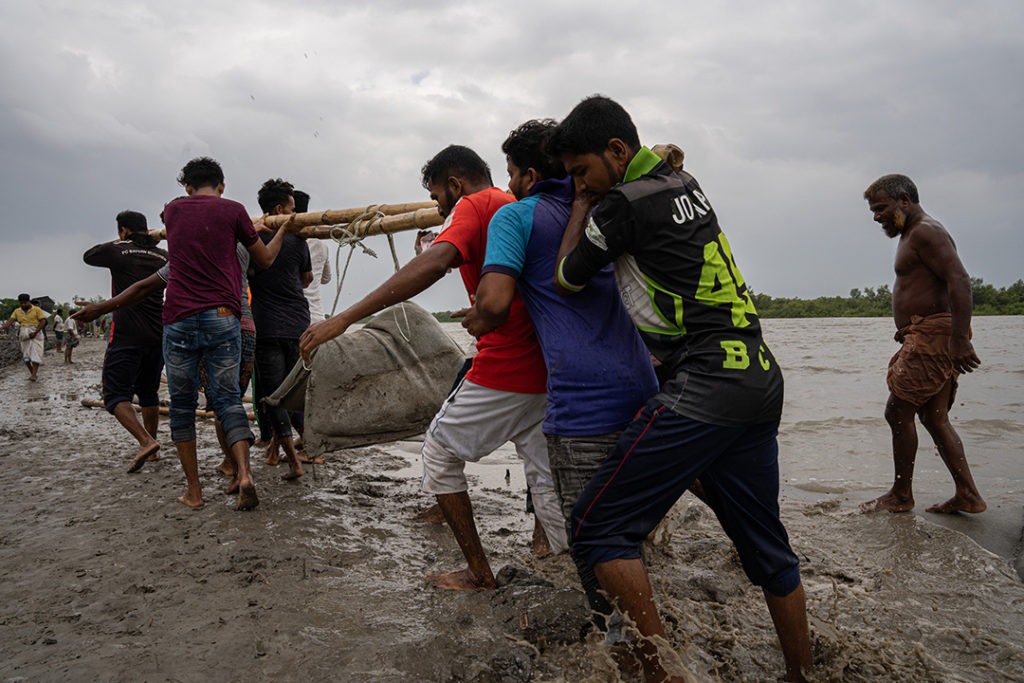 Local villagers desperately try to raise the embankment. Munsiganj, Satkhira - Cyclone Yaas