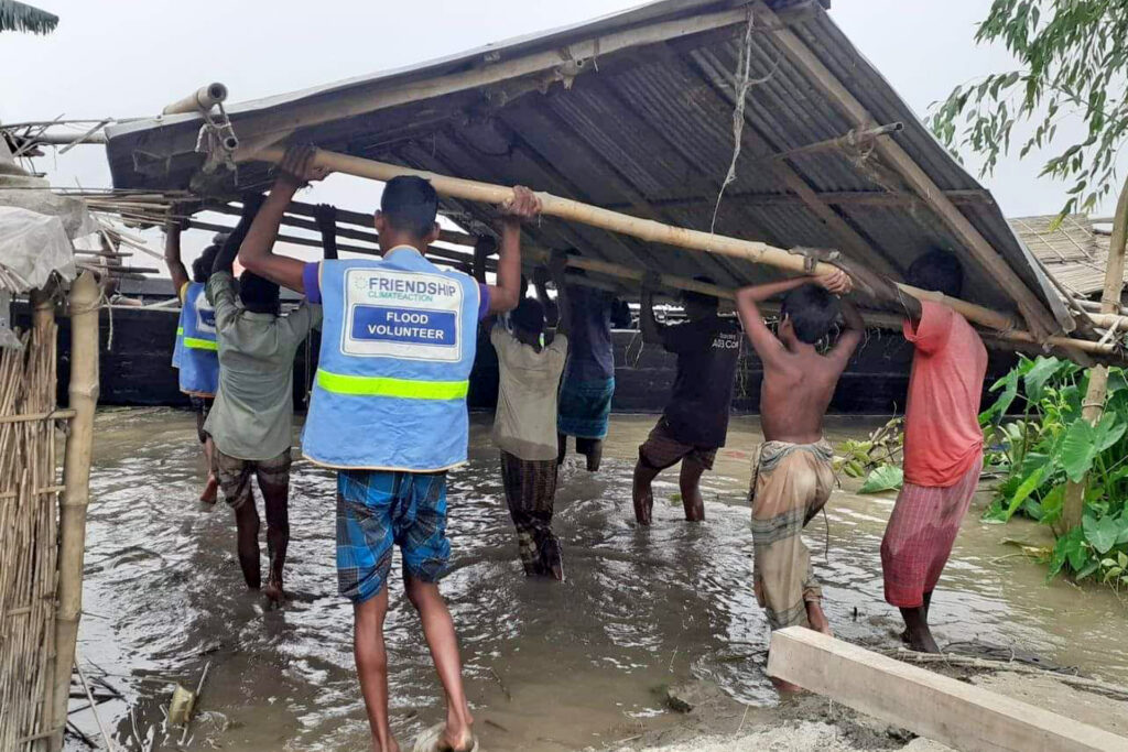Flood in Sylhet and Rangpur - Friendship flood volunteers assisting