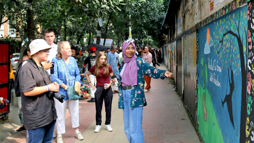 The Luxembourgish delegation wandered around Dhaka, and observed the murals and art and learned about their context. © Ayon Das/Friendship